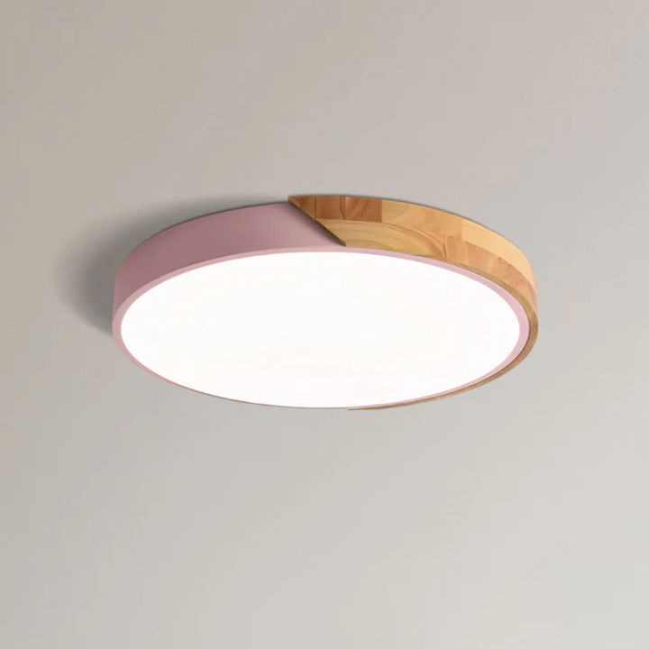 Lampa sufitowa LED w skandynawskim salonie. Nowoczesne oświetlenie wnętrza.