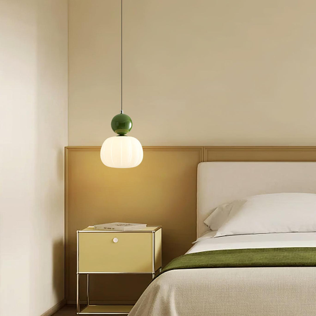 Elegancka lampa wisząca w stylu skandynawskim, idealna do jadalni.