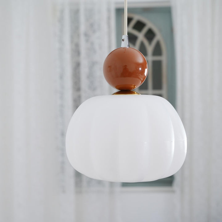 Biała lampa wisząca skandynawska, tworzy przytulny klimat w domu.
