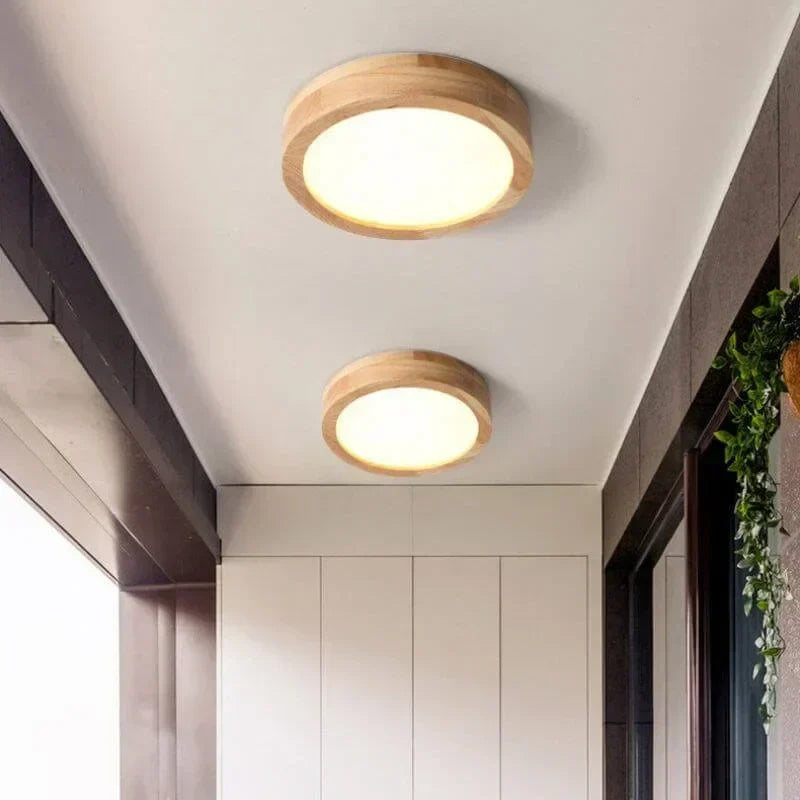 Minimalistyczna lampa sufitowa LED. Połączenie bieli i naturalnego drewna w stylu skandynawskim.