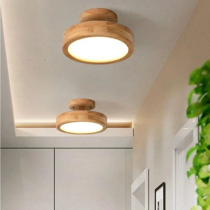 Biała lampa sufitowa LED z drewnianym akcentem, zapewniająca jasne i energooszczędne oświetlenie skandynawskie.