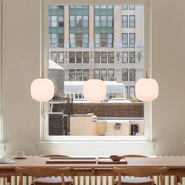 Lampa wisząca LED cluster w skandynawskim salonie. Nowoczesne, designerskie oświetlenie okrągłe.