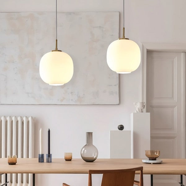 Skandynawska lampa wisząca LED do jadalni. Oświetlenie typu cluster, szklano-metalowe, nowoczesne.