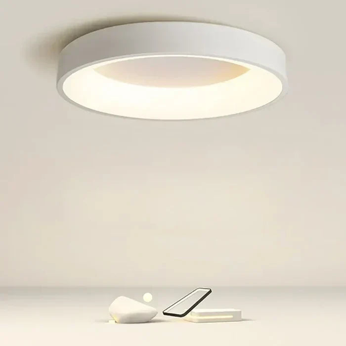 Biała okrągła lampa sufitowa LED w minimalistycznym stylu