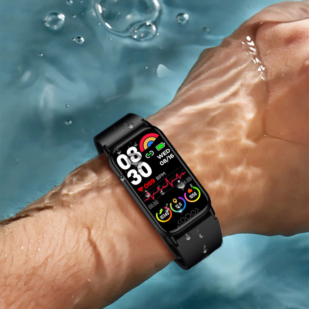 Smartwatch medyczny na ładowarce, zapewniający ciągłe monitorowanie zdrowia: puls, sen, aktywność.