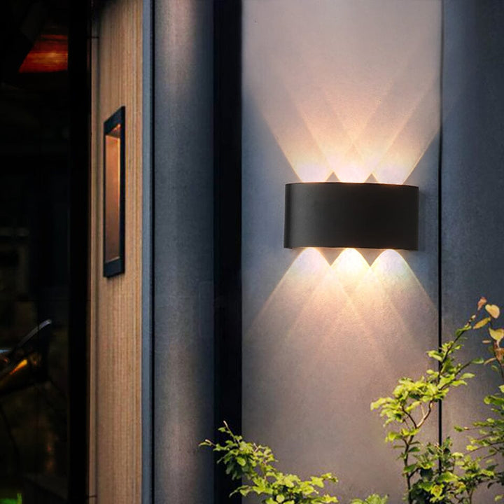 Smukła lampa LED ogrodowa, wodoodporna i energooszczędna, do oświetlenia elewacji domu.