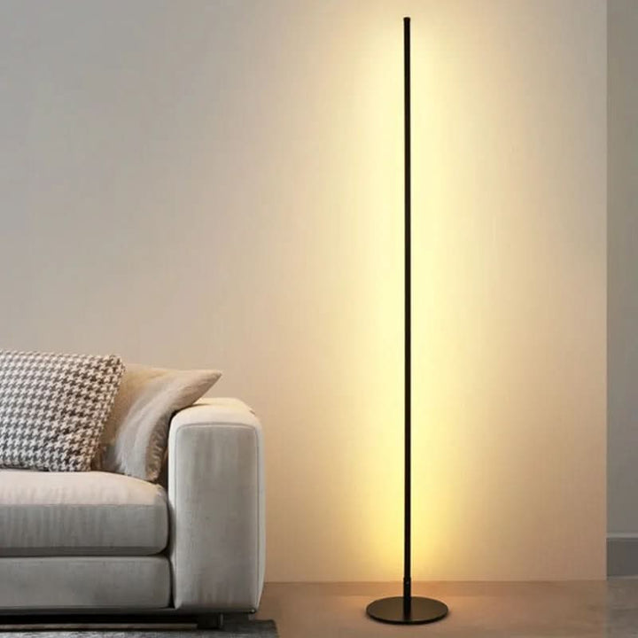 Elegancka, minimalistyczna lampa podłogowa LED z ciepłym, regulowanym światłem do sypialni.