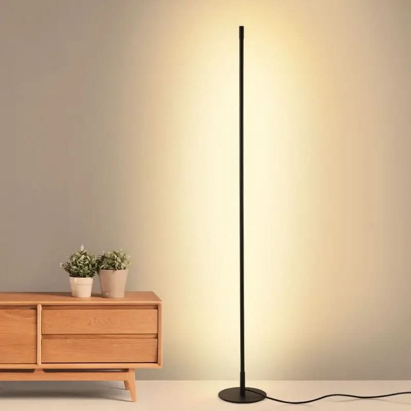 Lampa podłogowa LED, smukła, z regulacją; oświetlenie do salonu w nowoczesnym, eleganckim stylu.