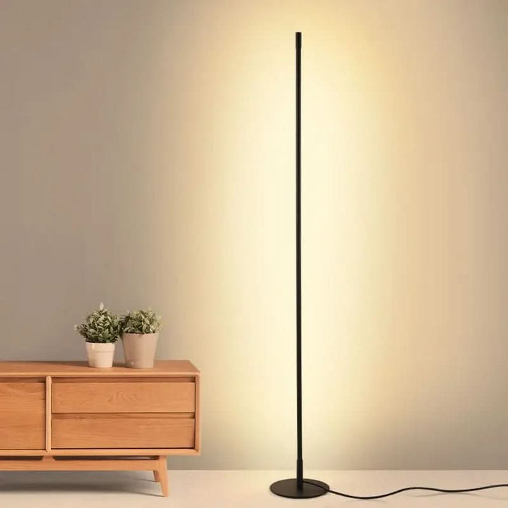 Lampa podłogowa LED, smukła, z regulacją; oświetlenie do salonu w nowoczesnym, eleganckim stylu.