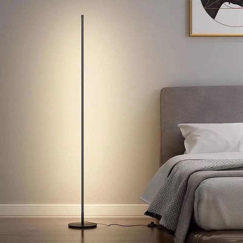 Minimalistyczna lampa podłogowa LED z ciepłym światłem; ściemniane, energooszczędne oświetlenie.