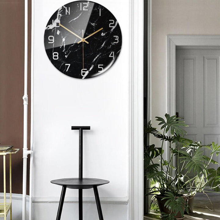 Lampa stołowa marmurowa LED z zegarem, minimalistyczny design, do salonu lub biura.
