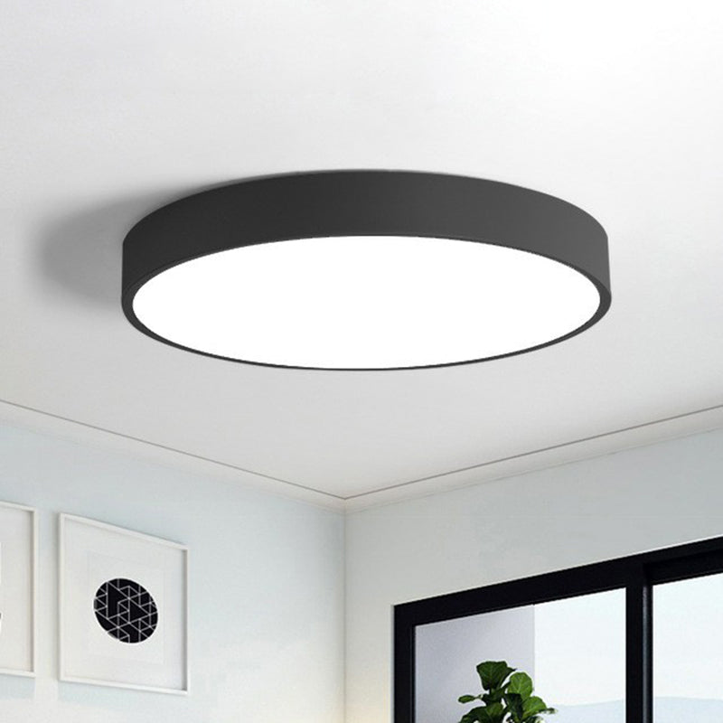 Okrągła lampa LED sufitowa. Smukła, nowoczesna konstrukcja, doskonała do sypialni, salonu i innych wnętrz.