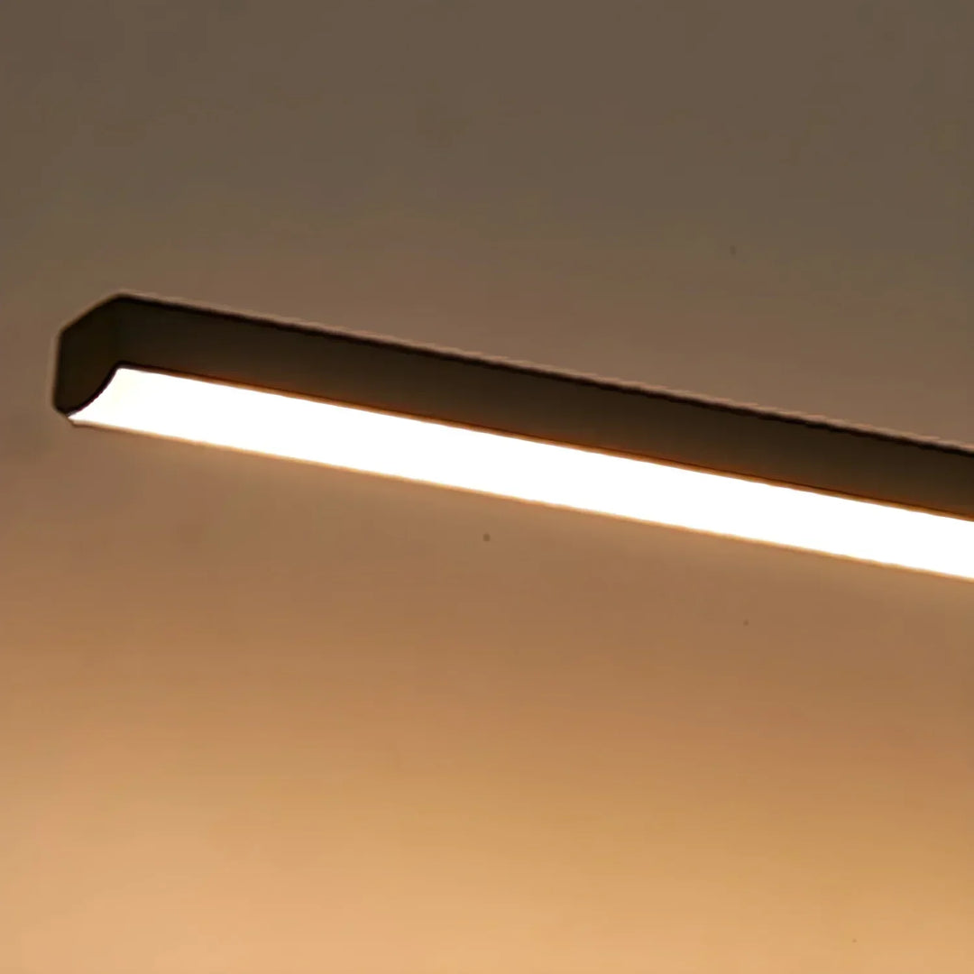 Designerska lampa ścienna LED, smukła forma, energooszczędna do każdej łazienki.