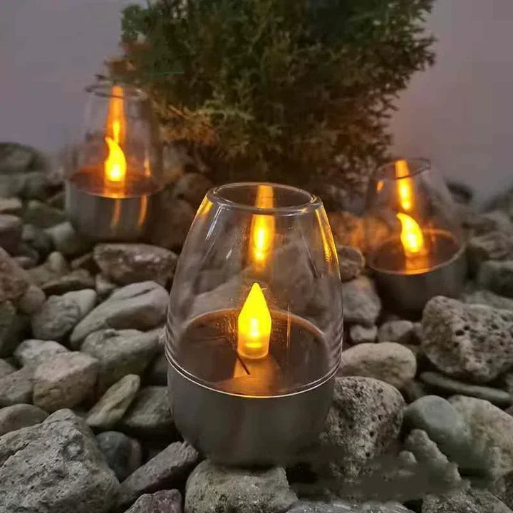 Bezpłomieniowa lampa solarna LED w kształcie świecy, idealna do stworzenia przytulnego nastroju w ogrodzie lub na tarasie.