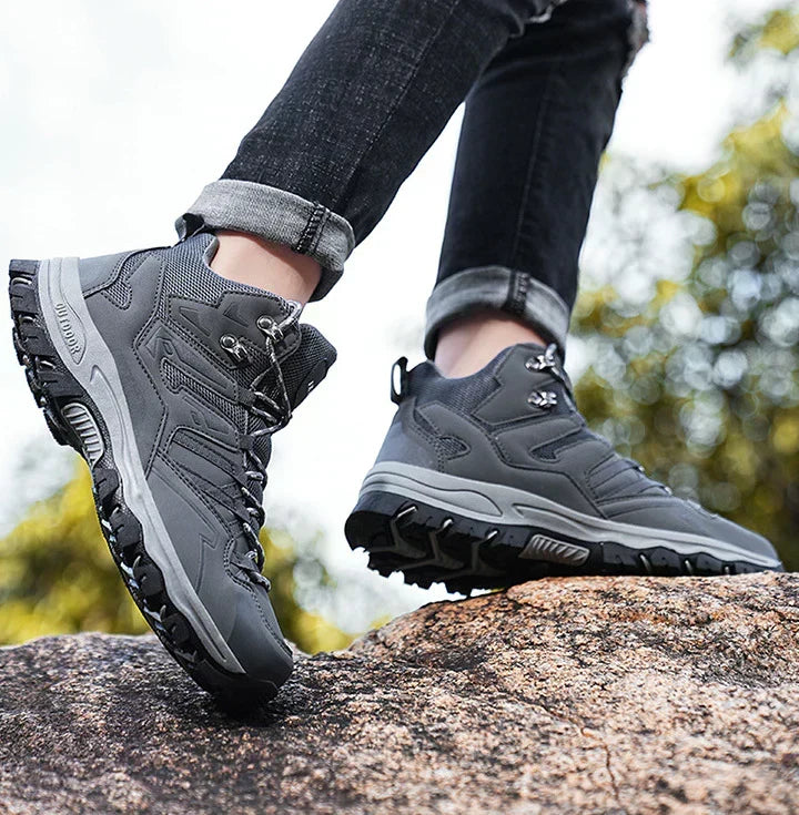 Solidne buty trekkingowe unisex, widok z boku, prezentujące grubą podeszwę.