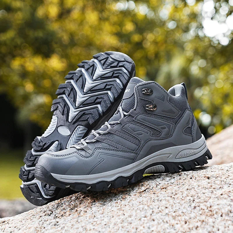 Buty outdoorowe na tle leśnego szlaku, podkreślające ich przeznaczenie na wędrówki.