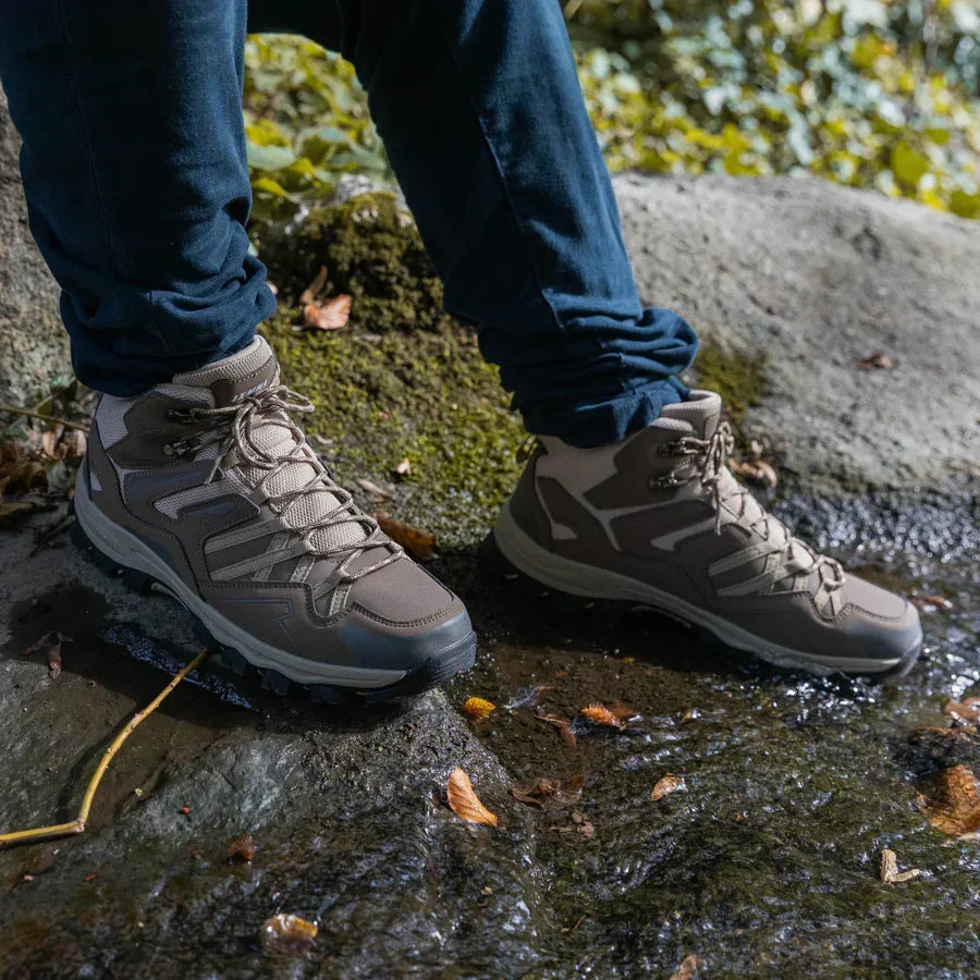 Komfortowe buty trekkingowe, gotowe na zimowe przygody, odporne na mróz.