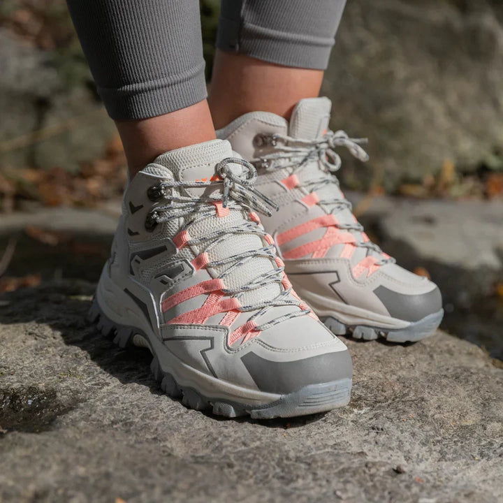 Uniwersalne buty trekkingowe, prezentujące stabilność i wsparcie na skalistym terenie.