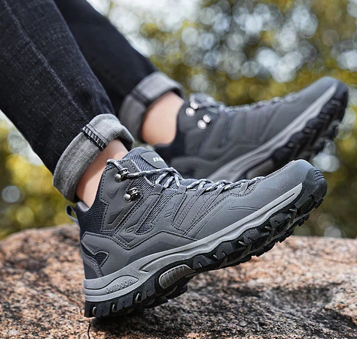 Buty trekkingowe unisex, widok z góry, prezentujące detale wykończenia.