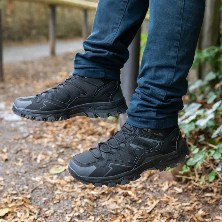Wodoodporne buty trekkingowe, zapewniające suchość stóp w deszczową pogodę.