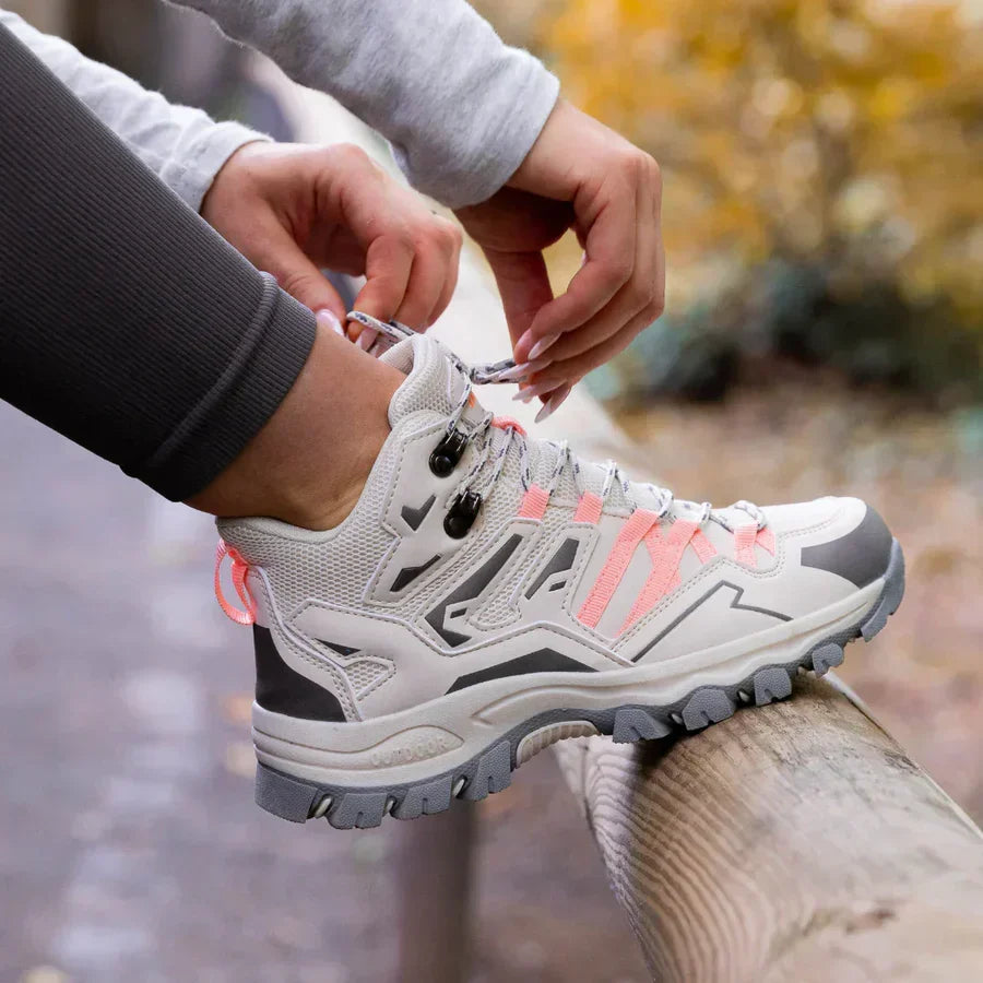 Trwałe jesienne buty trekkingowe, doskonale trzymające stopę i stabilizujące kostkę.