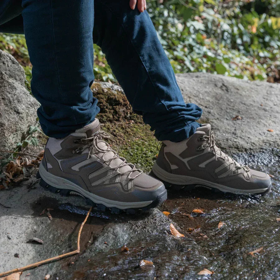 Damskie buty trekkingowe, z elementami odblaskowymi dla bezpieczeństwa po zmroku.