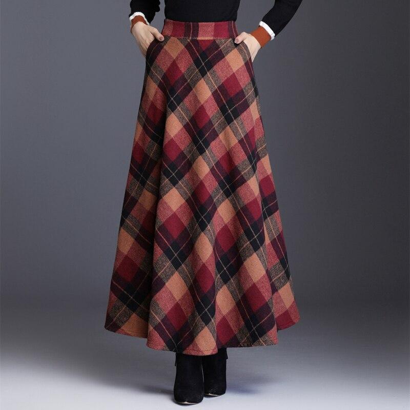Rozkloszowana spódnica maxi w kratę, tył długiej eleganckiej spódnicy damskiej