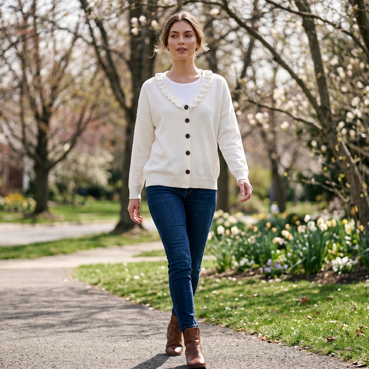 Beztroska jesienna moda: damski kardigan z falbanką w plenerze