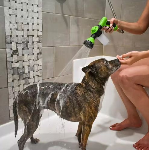 Spray do kąpieli psów ułatwiający czyszczenie sierści. Dozownik dla szybkiej i wygodnej pielęgnacji zwierząt.