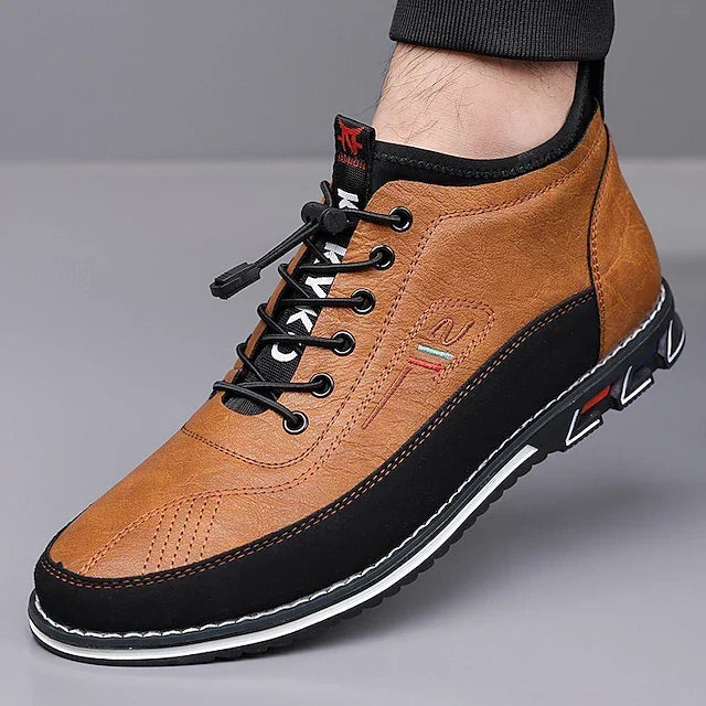 Karmelowe męskie sneakersy Kester w ujęciu pod kątem, idealne modne obuwie