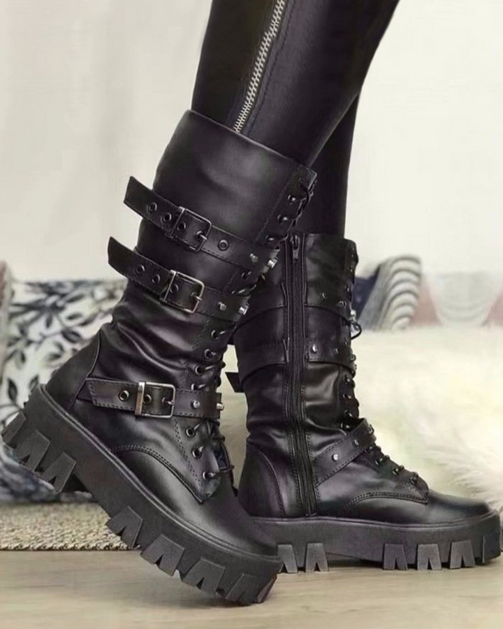 Buty zimowe damskie – czarne botki na platformie w stylizacji miejskiej