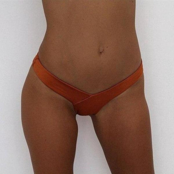 Prezentacja brązowych asymetrycznych stringów od bikini na sylwetce