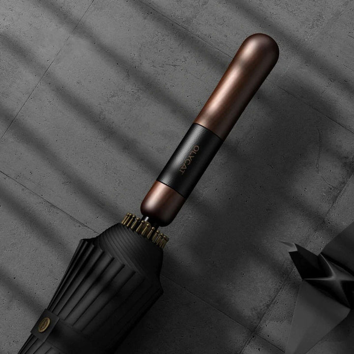 Zbliżenie na elegancką drewnianą rączkę parasola sztormowego z metalowymi wykończeniami