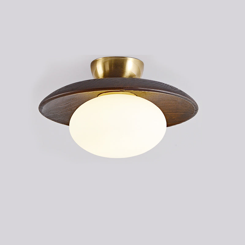 Oświetlenie sufitowe: lampa z drewnianymi akcentami i matowym szklanym kloszem. Elegancka do domu.
