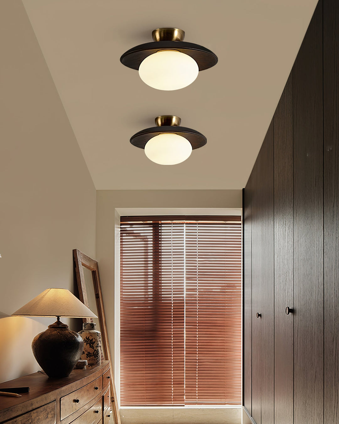 Minimalistyczna lampa sufitowa, drewno, matowe szkło. Eleganckie oświetlenie do każdego nowoczesnego domu.