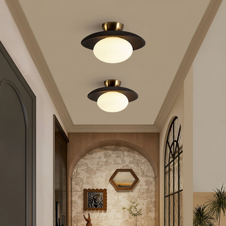 Lampa sufitowa z naturalnego drewna i mlecznego szkła. Elegancki design, idealna do nowoczesnych wnętrz.