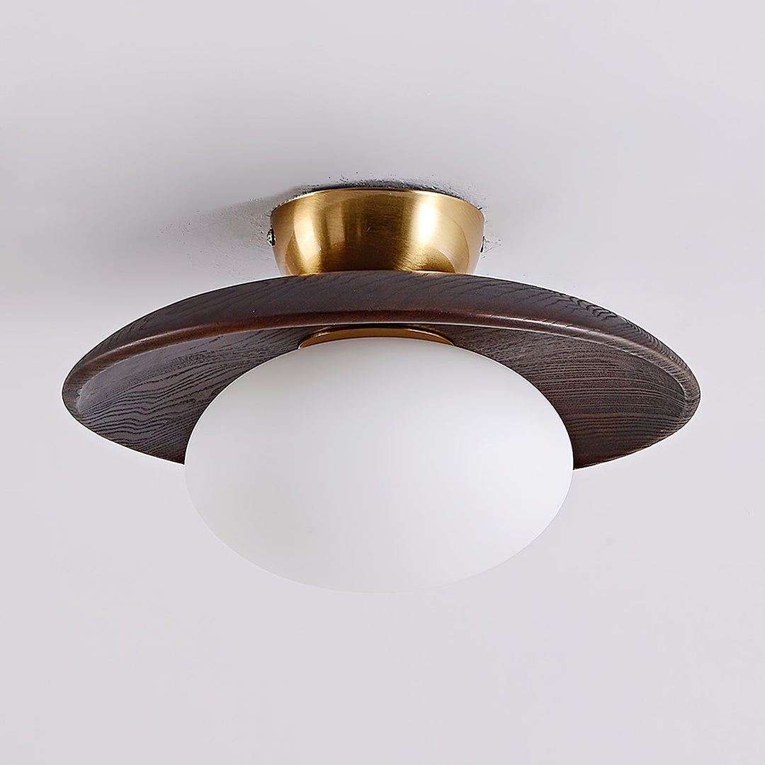 Lampa sufitowa: detal faktury drewna i gładkie matowe szkło. Nowoczesny design, oświetlenie wnętrz.