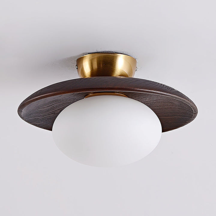 Lampa sufitowa: detal faktury drewna i gładkie matowe szkło. Nowoczesny design, oświetlenie wnętrz.