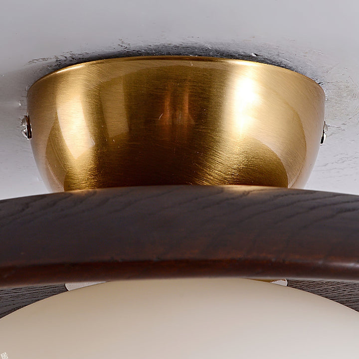 Lampa sufitowa z drewna i matowego szkła w aranżacji nowoczesnego salonu. Design oświetlenia do domu.