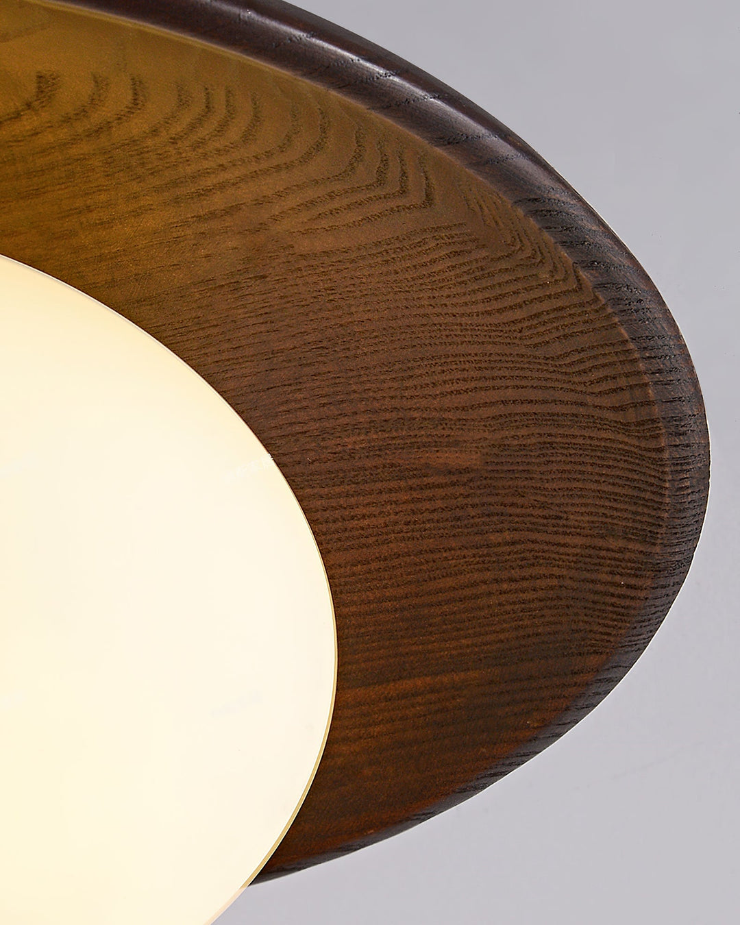 Elegancka, minimalistyczna lampa sufitowa z drewnem i szkłem. Nowoczesny akcent w salonie lub sypialni.