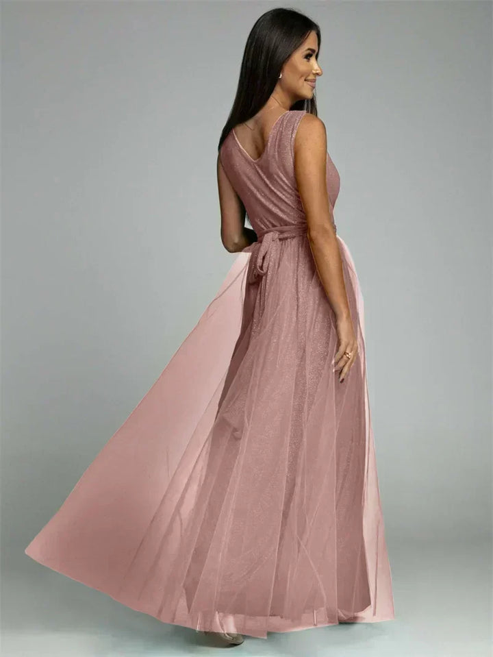 Ostatnie ujęcie eleganckiej sukienki maxi Mindy na modelce