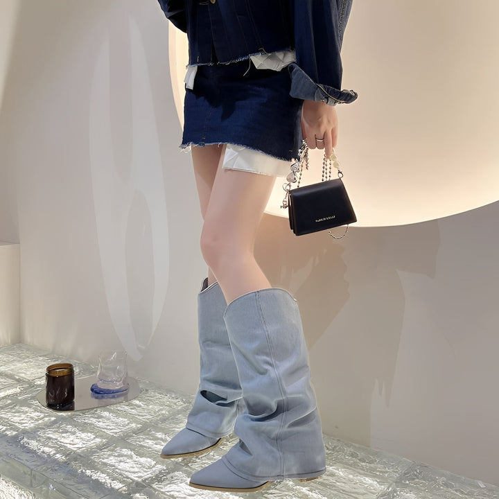 Eleganckie niebieskie kozaki damskie do kolan. Modne buty jeździeckie, idealne do casualowych i stylowych zestawów.