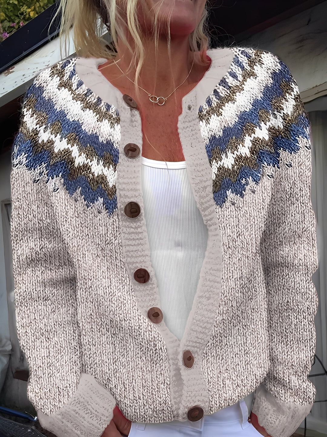 Stylowy kardigan damski Therese z guzikami. Modny sweter damski idealny na wiosnę i jesień.
