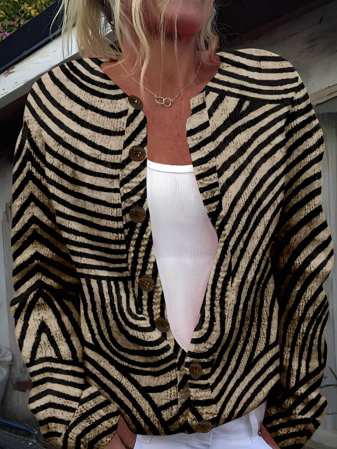 Modny kardigan damski Therese z guzikami. Stylowy sweter na wiosnę i jesień, komfortowy i elegancki.