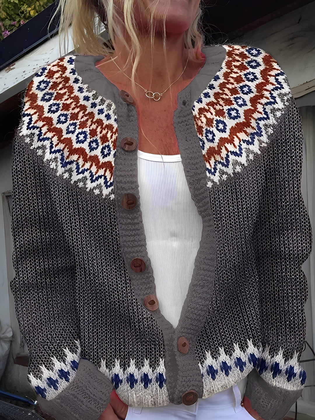 Stylowy kardigan damski Therese z ozdobnymi guzikami. Modny, elegancki sweter idealny na wiosnę i jesień.