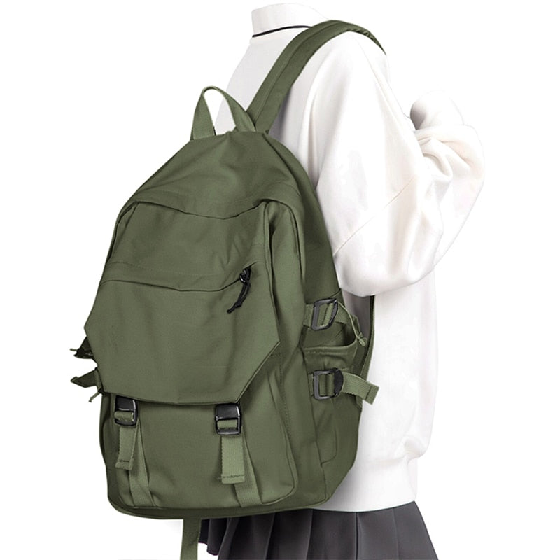 Czarny plecak retro unisex z wytrzymałymi klamrami. Idealny na co dzień do szkoły lub pracy.