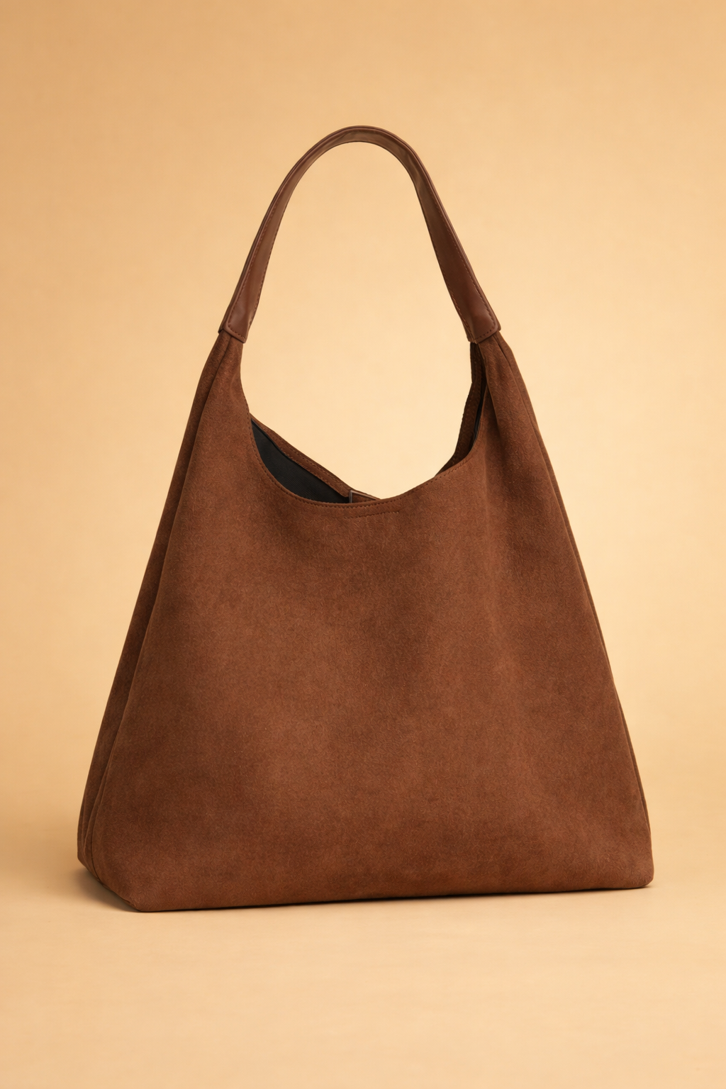 Brązowa damska torba na ramię typu hobo na eleganckim tle