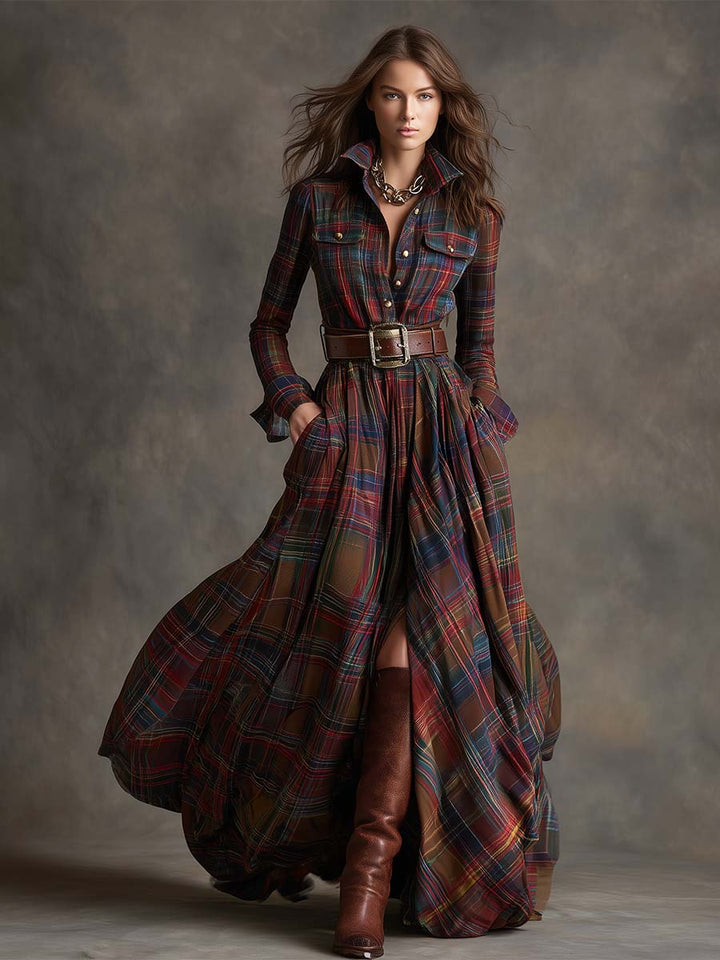 Kobieca sukienka koszulowa w kratę w stylu vintage na sylwetce modelki