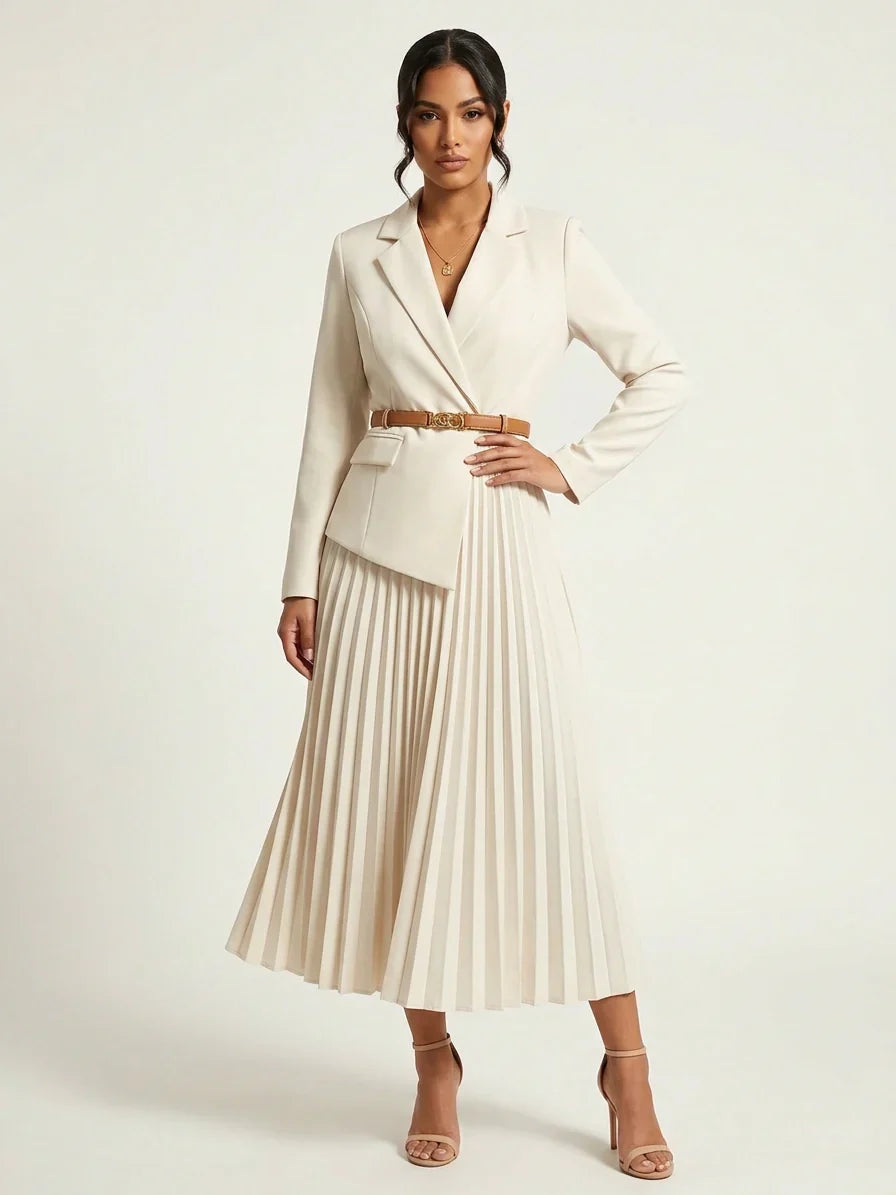 Kobieta w eleganckiej białej sukience midi w stylu marynarki z paskiem