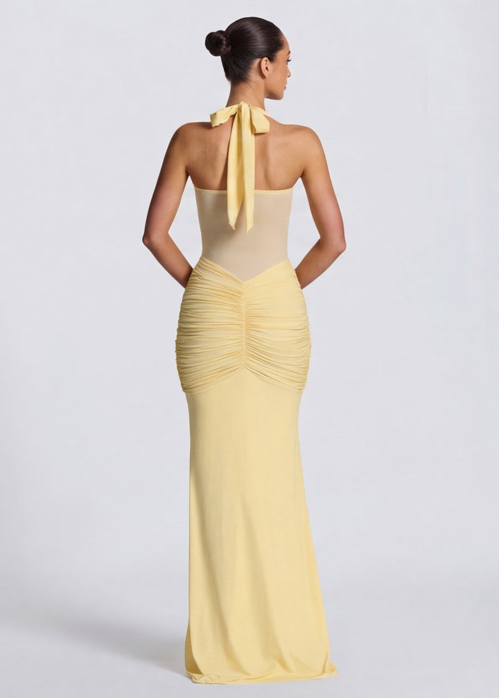 Marszczona sukienka wieczorowa z długimi rękawami, podkreślająca figurę. Długa suknia damska w stylu klepsydry.